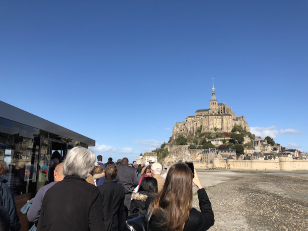 Mont Saint Michel จากจุดลงรถเวียนที่นั่งฟรี